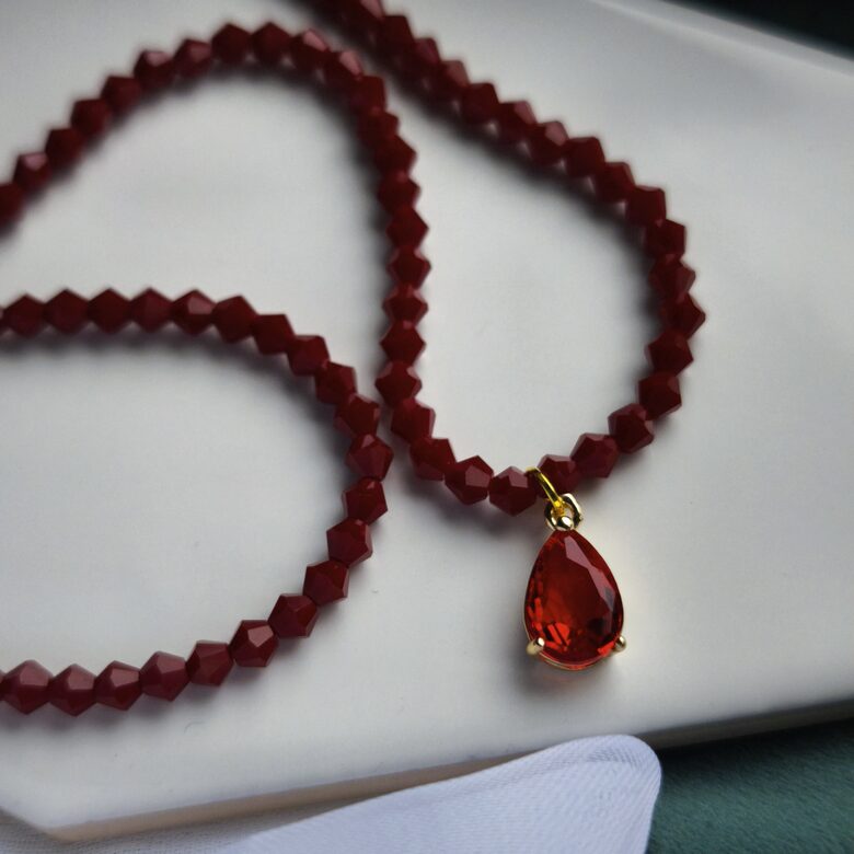 Smalku kristāliņu bordo čokers ar lāsītes piekariņu